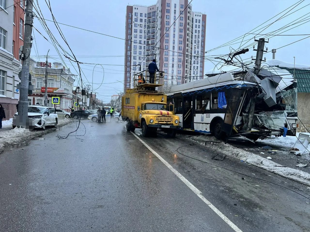 В минздраве рассказали о состоянии пострадавших в ДТП с троллейбусом в Энгельсе